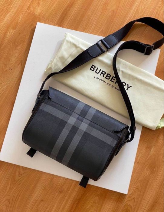 Сумка Burberry Checked logo-embossed messenger мужская чорна чоловіча