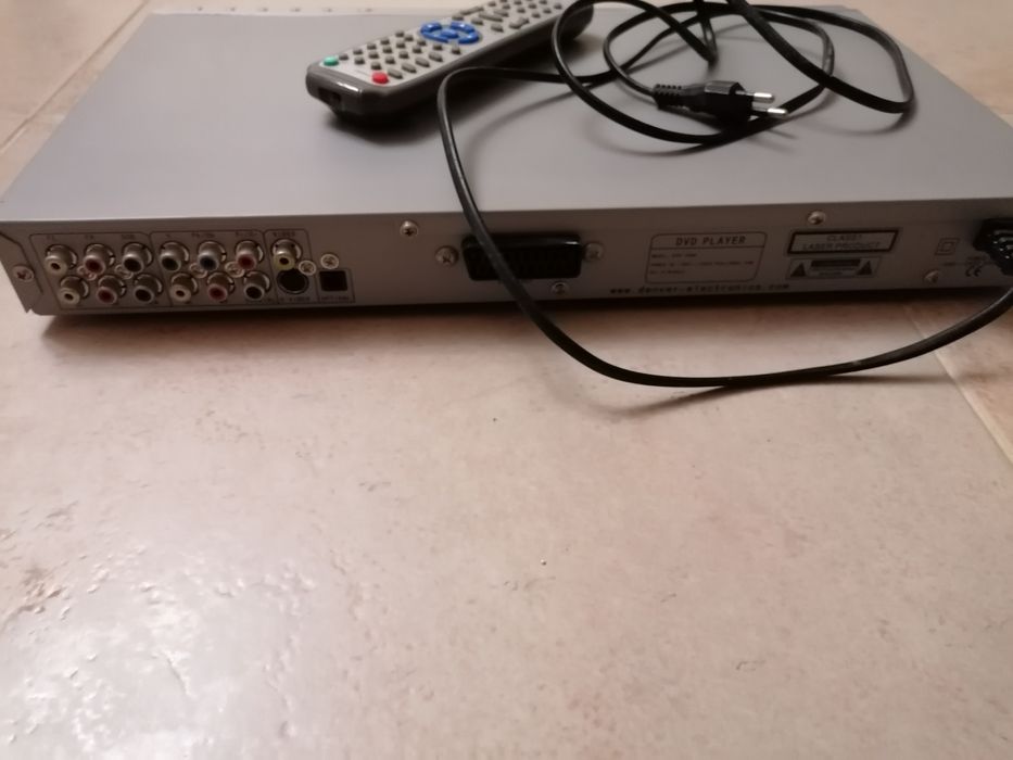 DVD, com ligação de 21 pines, com comando. Como novo