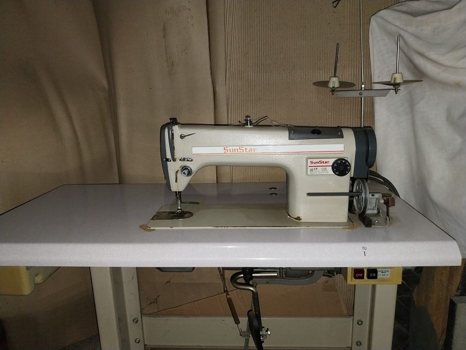 Máquina de costura industrial com motor monofásico