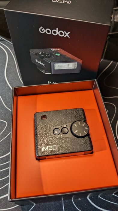 В дорозі‼️Godox iM30 – легкий спалах для Canon, Nikon, Sony