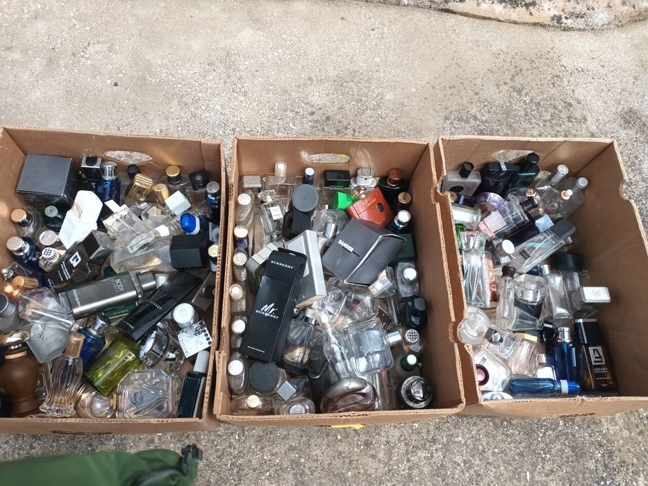 Grande colecção de frascos de perfume vazios