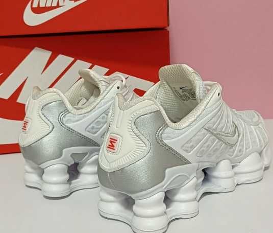 Biały Nike Model TL  42