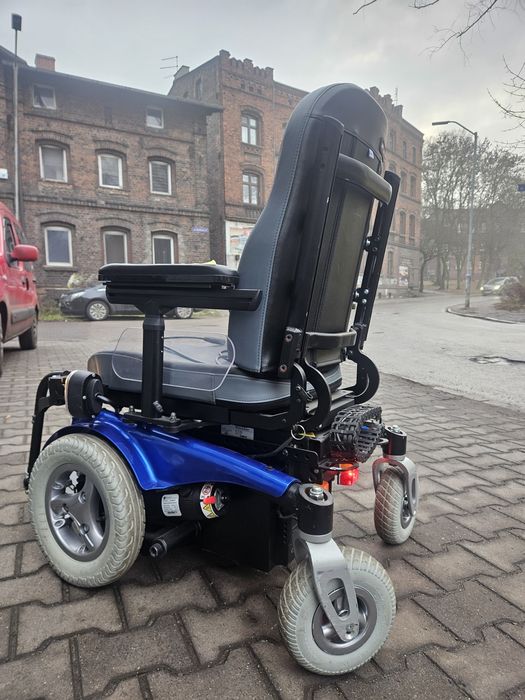 Wózek inwalidzki elektryczny z windą przednim napędem