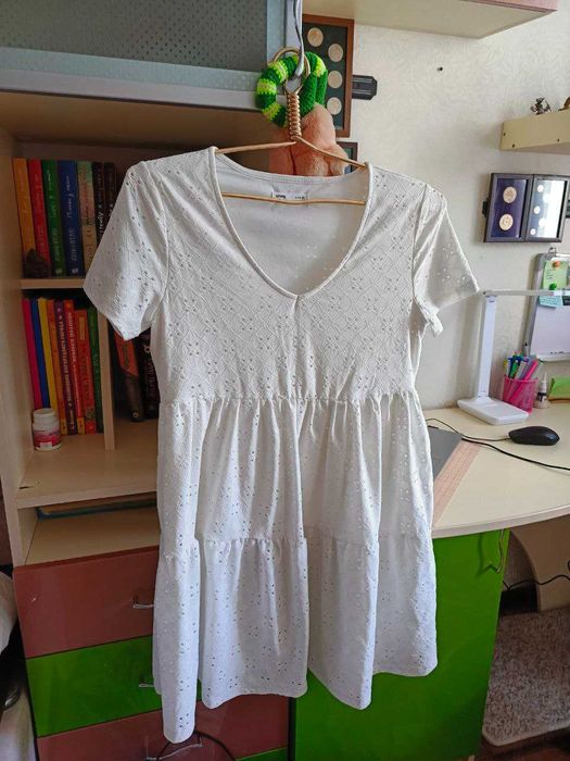 Біла сукня для повсякденного вжитку