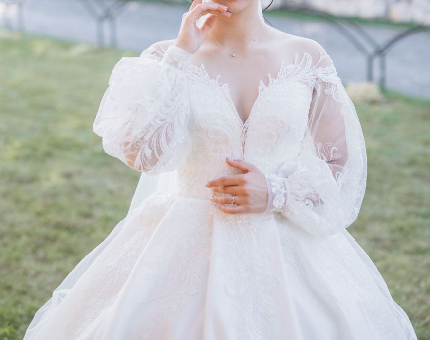 Весільна сукня з рукавами