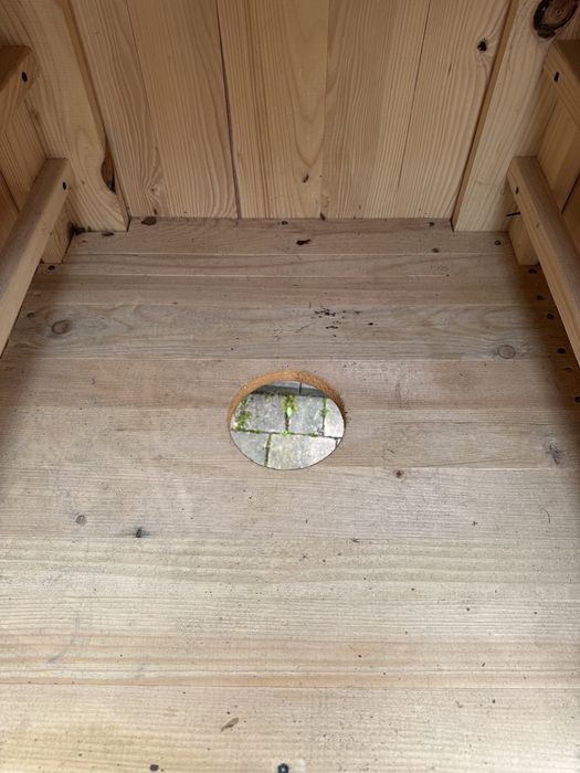 Wędzarnia drewniana - solidna na nogach - eleganckim daszkiem