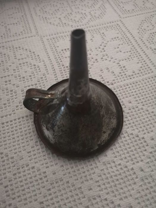 funil em lata usado nas adegas
