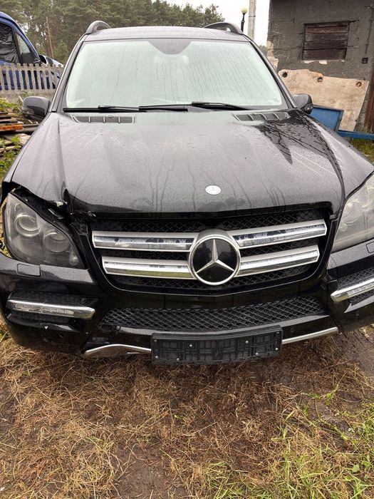 Mercedes-Benz GL Pali jeździ po placu