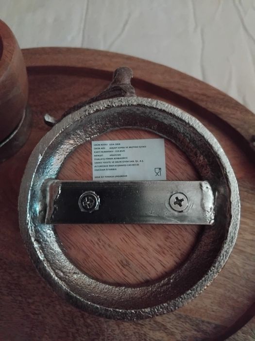 Tabuleiro com tacas em madeira com peixes  sushi