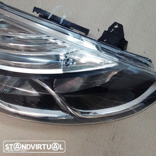 Farol Renault Clio modelo: 2012 até 2016 novo