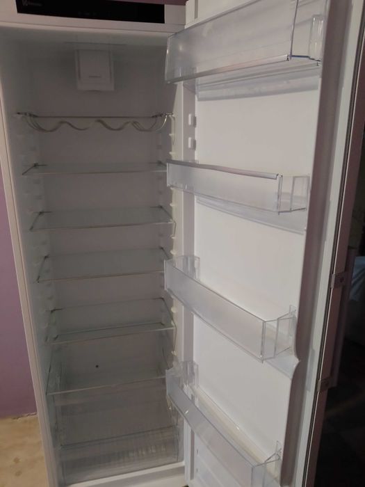 Chłodziarka Elektrolux biała wolnostojąca.