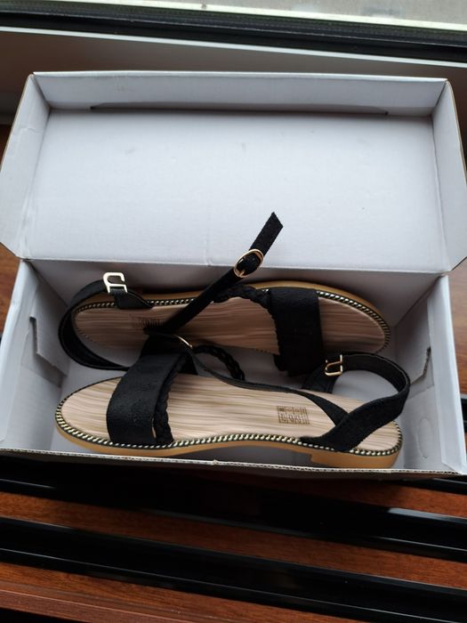 Sandálias rasas pretas