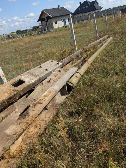 Slupy drewniane betonowe