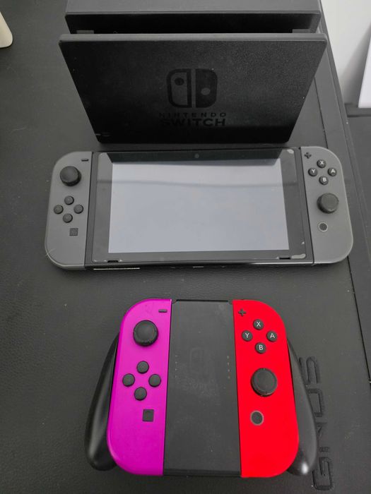 Vendo Nintendo Switch c/ Caixa e Dock + 2 Pares de Joy-Cons + Extras