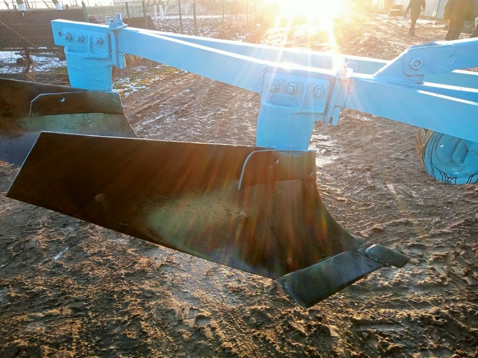 Плуг  3 корпусний