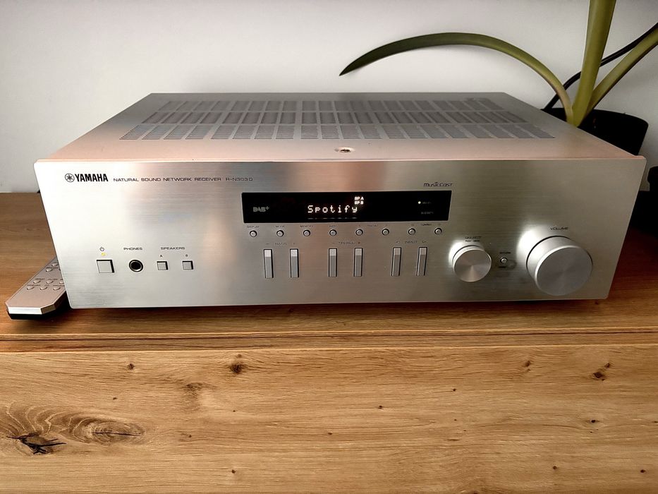Amplituner yamaha rn 303D