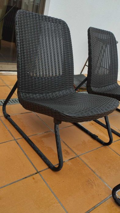 Cadeiras de exterior em rattan resistente com mesa (ótimo estado)