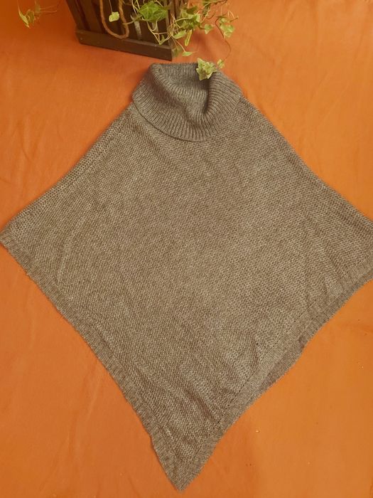 Narzutka z golfem Reserved poncho
