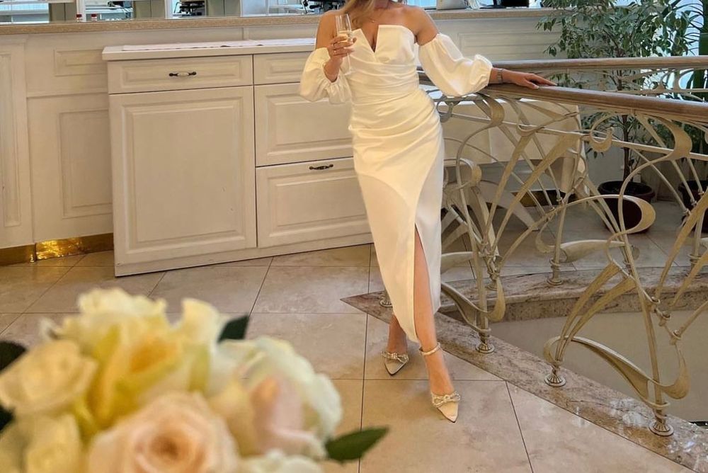 Продам білу сукню із зйомними рукавами.