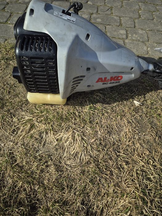 Uszkodzona kosiarka zyłkowa