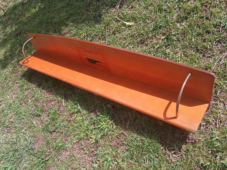 Estante em madeira maciça cerejeira aplicação á parede, motivos dourados.
Medidas: 152/20/25cm altur