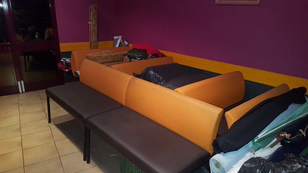 Cadeiras Brancas, Mesas Tampo Imitação de Granito - cadeiras, Mesas e Sofás para Café, Confeitaria, Pizzaria ou Restaurante
