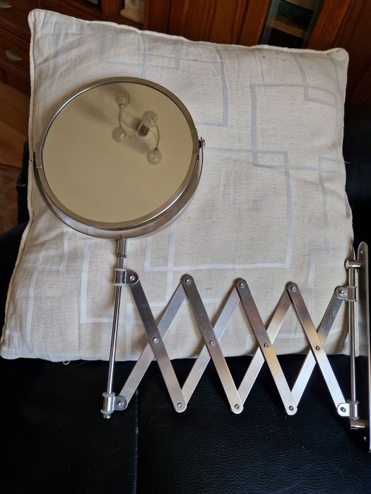 Espelho de aumentar e movivel.