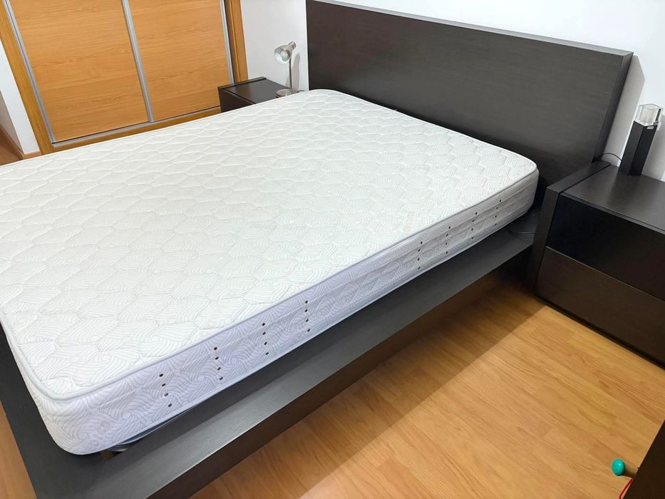 Cama de casal com mesas de cabeceira