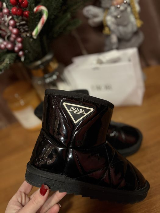 Уггі для дівчинки лакові