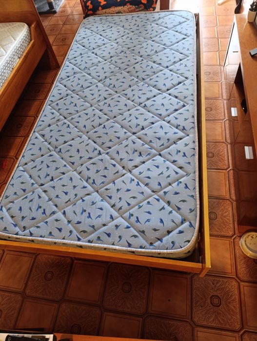 Estúdio com dois colchões e estante em pinho mel