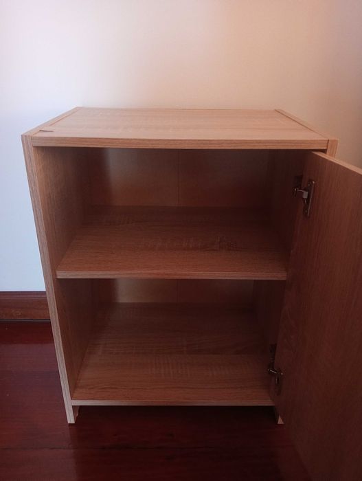 Mesa cabeceira usada
