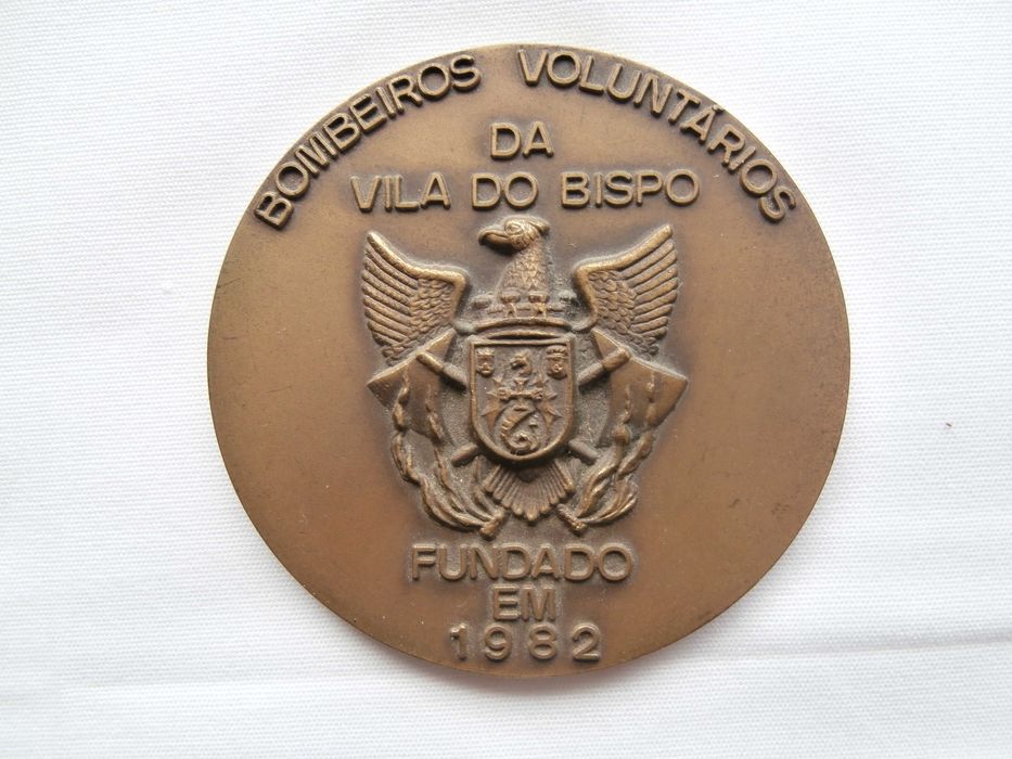 Várias medalhas de bombeiros