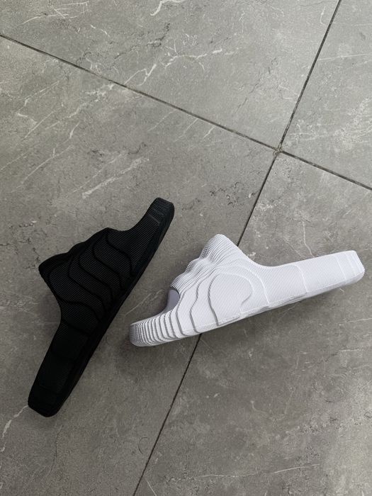 Шльопанці Adidas Yeazy Adilette 22 ,чорні та білі шльопки адідас слайд