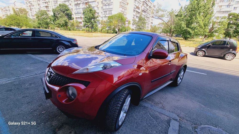 Продам автомобиль Nissan Juke 2012 года красного цвета