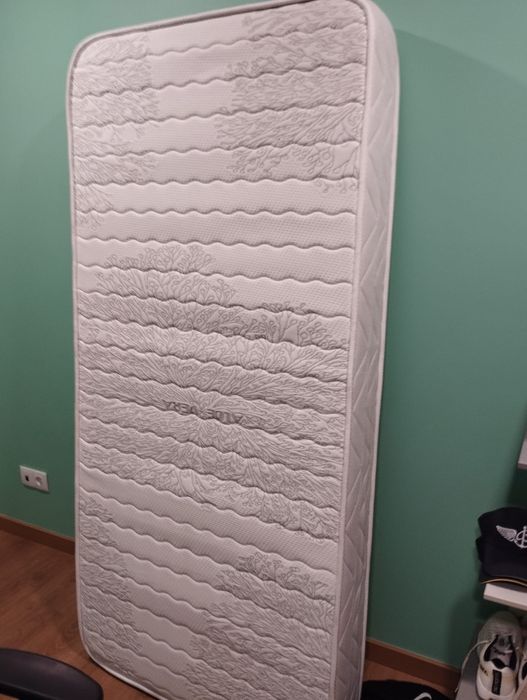 Cama com estrato e colchão