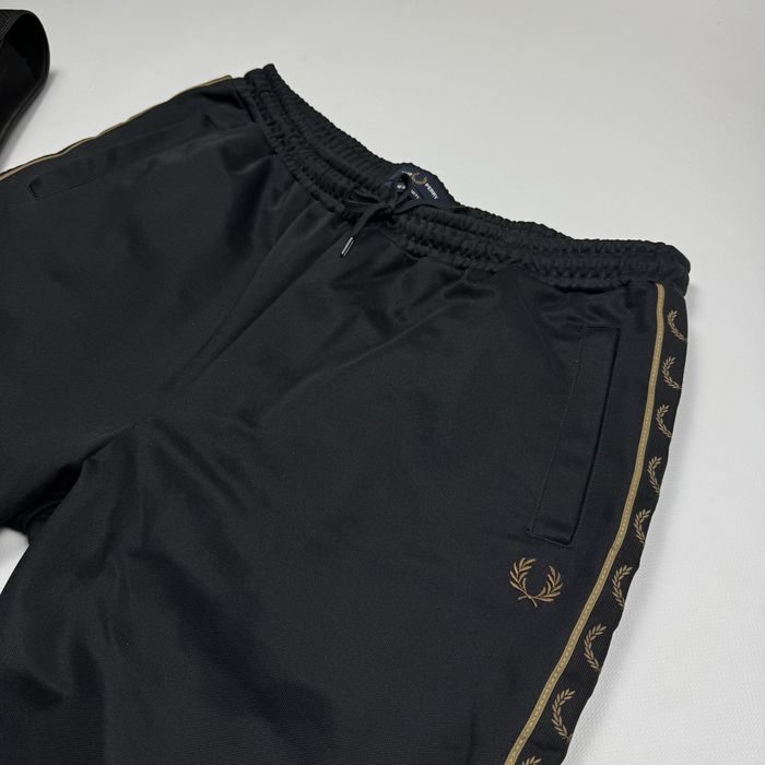 Спортивні штани Fred Perry на лампасах