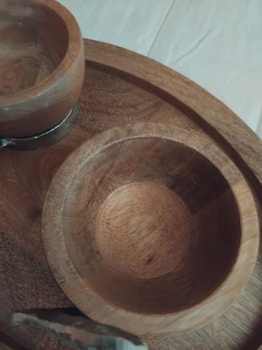 Tabuleiro com tacas em madeira com peixes  sushi