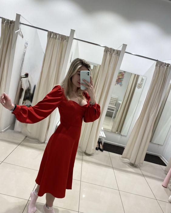 Червона сукня Міді