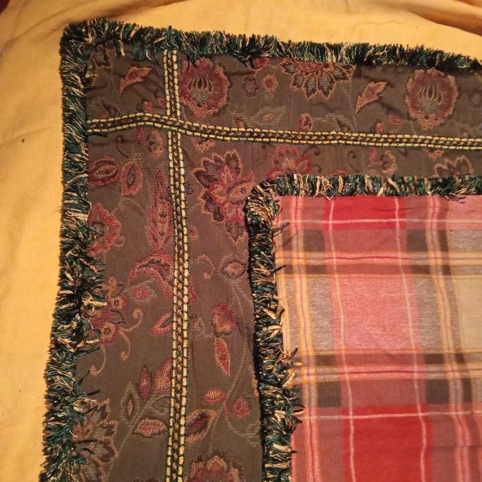 Toalha ambos lados bordados relevo. Cost. à mão. D 128x125 cm.+1,5 kg