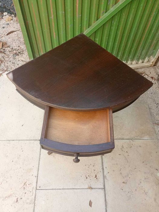 Mesa de canto, com gaveta de pequenas dimensões