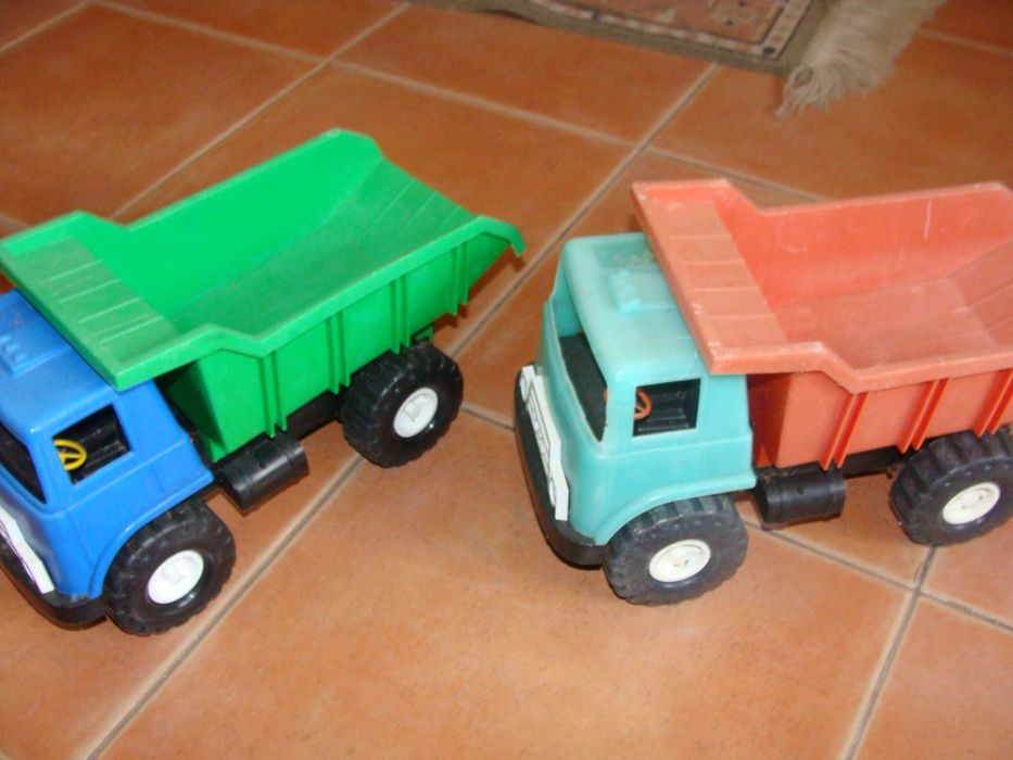 Camiões de Brinquedo Basculantes de Plástico Antigos - Irmãos Melo