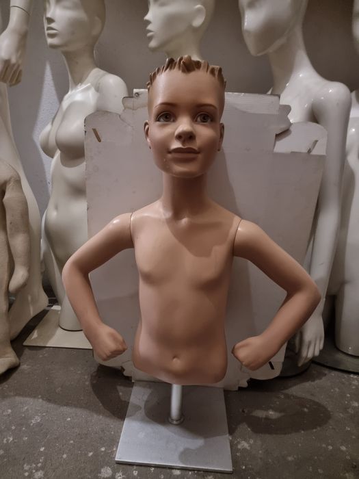 Busto de menino com cabeça