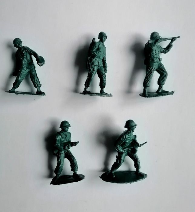 Conjunto de 5 pequenos soldados em plástico monocromático

Alturas: 4