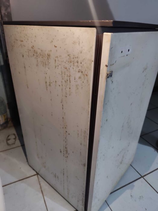 Frigorifico de encastrar com muito desgaste mas a funcionar