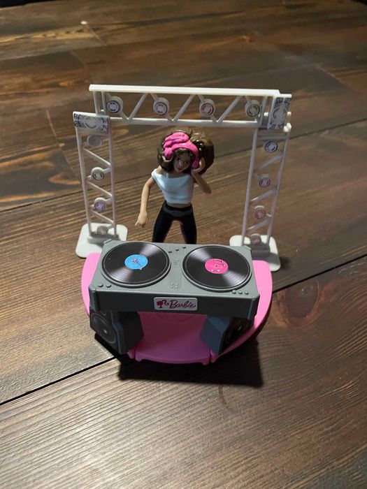 Figurka Barbie DJ z konsolą + lalka gratis