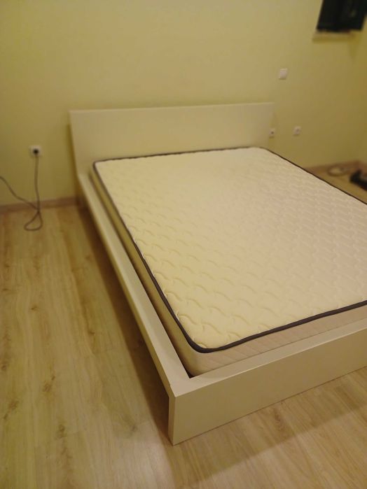 Vendo Cama Ikea usada, com  colchão novo medidas 2metros × 1,60 metros