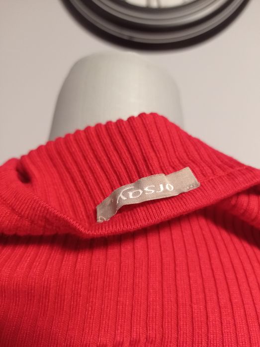 Sweter czerwony z wycięciami Orsay