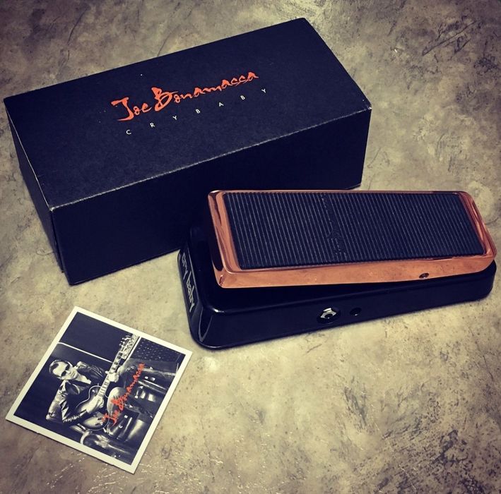 Pedal wha Jim Dunlop, cry baby. Assin joe bonamassa