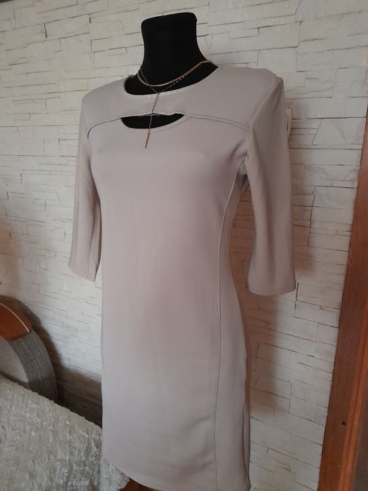 Nowa elegancka sukienka ecru kremowa Miss moda 38/40 dekolt