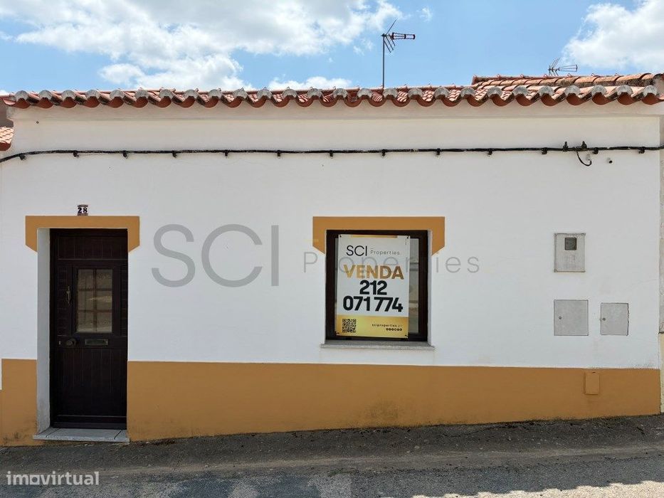 Moradia em Vila Verde de Ficalho com três quartos, um deles suite.